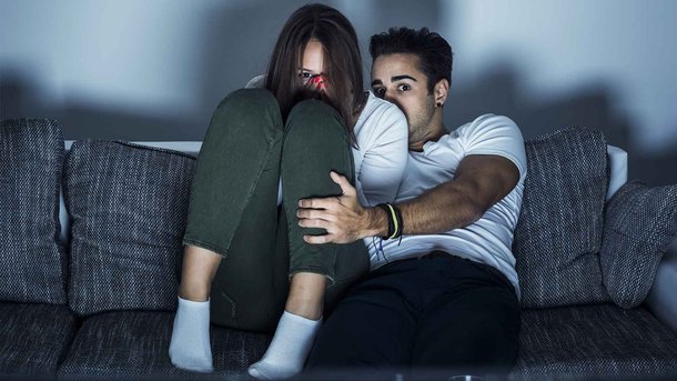 Les infos du Réveil Chérie : Une lampe de chevet qui grésille à chaque scène effrayante d'un film d'horreur