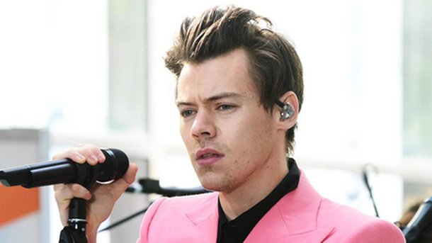 Harry Styles réconforte une fan blessée dans l'attentat de Manchester