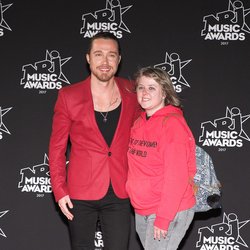 Julien Doré et une fan - NRJ Music Awards 2017
