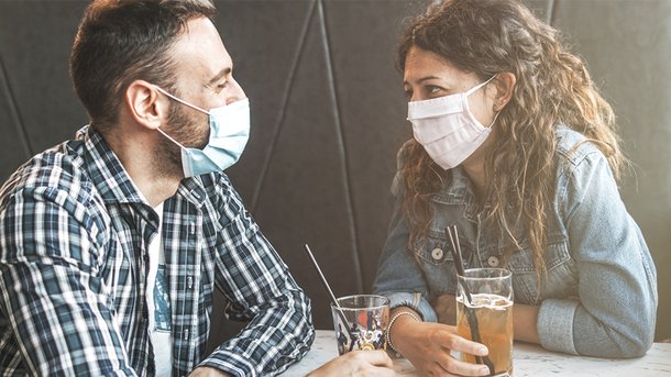 Les infos du Réveil Chérie :  33% des infidèles aimeraient que l'on continue de porter le masque longtemps