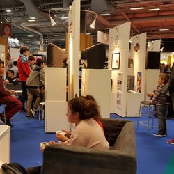Le stand de l'association MO5.com, spécialisée dans la préservation des jeux et matériels d'antan, est l'endroit idéal pour (re)découvrir des éléments majeurs de l'histoire du jeu vidéo, seul, entre amis ou en famille !