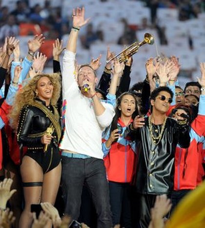 Beyoncé, Chris Martin et Bruno Mars lors de la mi-temps du Superbowl!