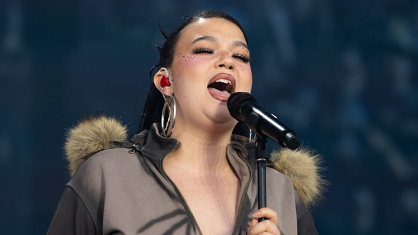Lola Young dévoile le titre poignant "From Down Here"