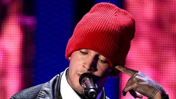 Twenty One Pilots: pourquoi Tyler Joseph a-t-il souvent la nuque et les mains noires?