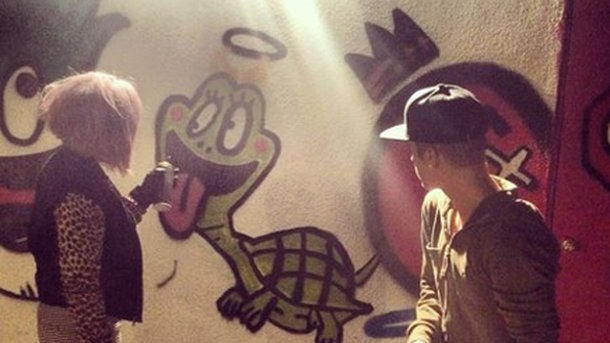Justin Bieber donne des cours de graffiti à Kelly Osbourne