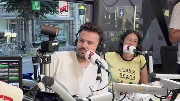 On accueille les animateurs de la radio locale "Top Music" !