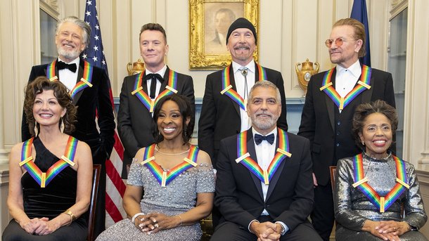 U2 distingué par le président américain au côté de George Clooney