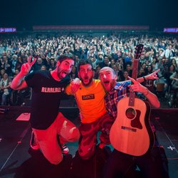 Claudio Capéo et leur public lors du Concert privé Pop Love de Trélazé.