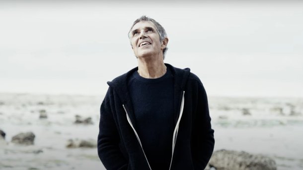Julien Clerc dévoile son nouveau single "Saint-Nazaire", bouleversant hommage à son frère disparu