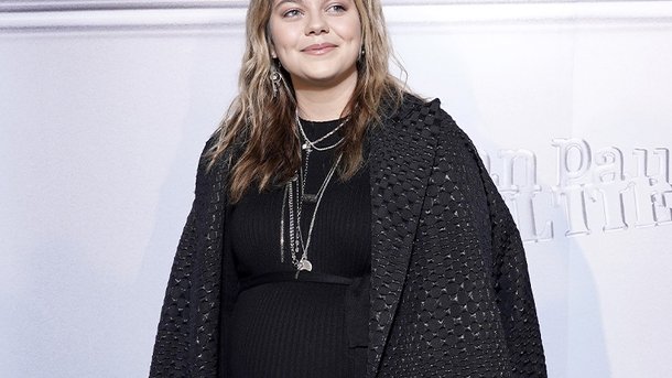 Louane enceinte : elle dévoile son ventre rond !