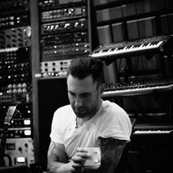Maroon 5 : Devinez sur quoi on travaille ? #albuM5