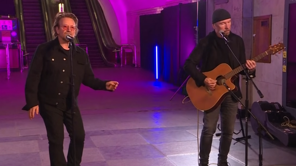 U2 chante dans le métro de Kiev pour soutenir l’Ukraine