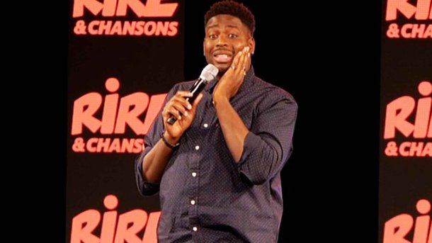 Certe Mathurin sur la scène du Rire & Chansons Comedy Club