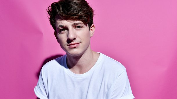 Charlie Puth : sexy pour la couverture de Flaunt Magazine