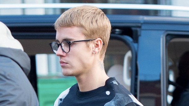 Justin Bieber : nouvelle coupe et lunettes de vue, il change de style!