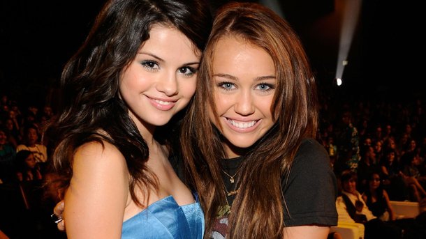 Selena Gomez et Miley Cyrus : les deux stars reproduisent cette photo iconique