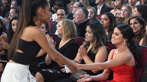 Quand Selena Gomez reprend des hits d'Ariana Grande: la chanteuse touchée par l'attention!