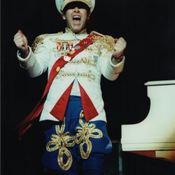Elton John en officier de l’armée