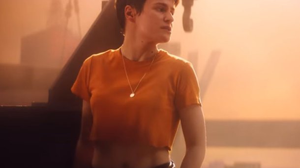 Christine and The Queens : découvrez le clip de "Damn, dis-moi"