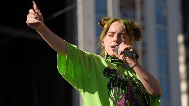 Billie Eilish: pourquoi elle demande à ses fans de garder leurs distances