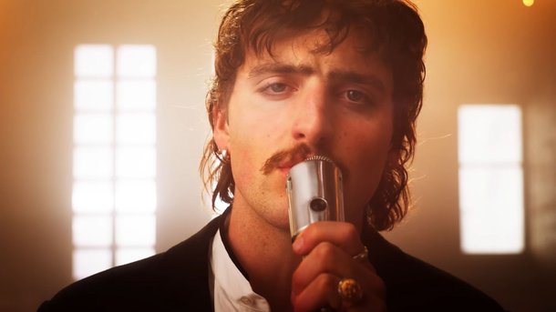 Benson Boone : son hommage touchant à sa mère dans le single "Momma Song"