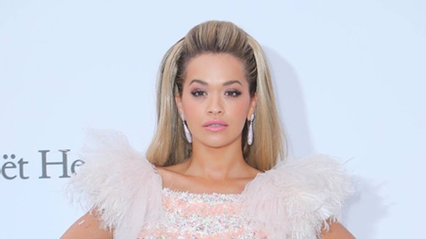 Rita Ora obligée de payer sa première tournée