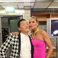 PSY :@heidiklum s'est arrêtée dans ma chambre verte et m'a dit "Merci psy". Elle est à la fois tellement belle et gentille!! #injuste  lol 