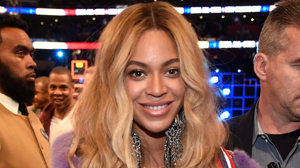 Beyoncé: pourquoi portait-elle un pull jaune à Coachella?