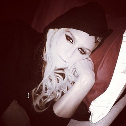 ke$ha : mon dieu il faut que je fasse une sieste ça fait trop longtemps que je n'ai pas dormi ! 