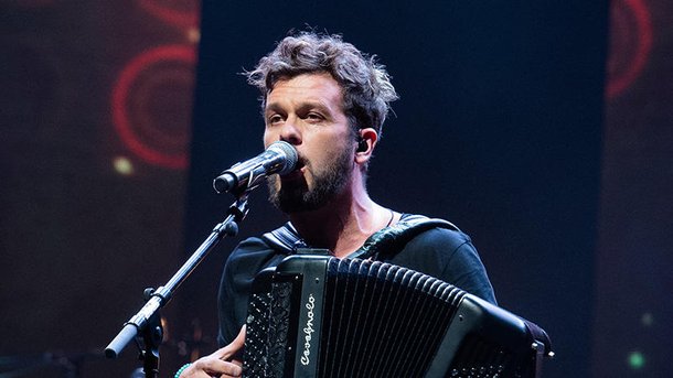 Claudio Capéo : découvrez son nouveau single, « Ta main », sur Chérie !