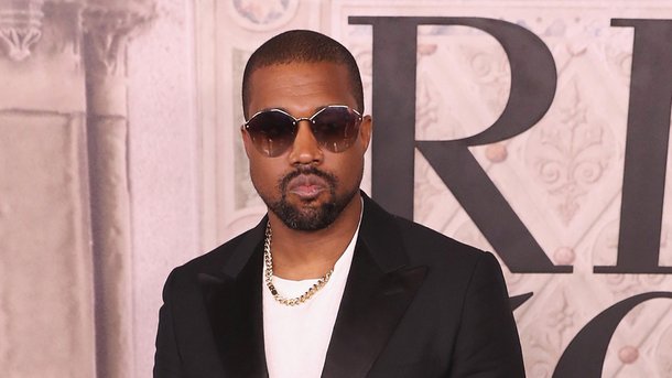 Kanye West marche sur l’eau avec ses enfants durant une de ses messes!