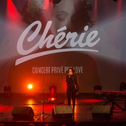 Barbara Pravi sur la scène du Concert privé Pop Love