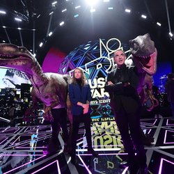 Julien Doré et Nikos Aliagas - Backstage NRJ Music Awards Paris Edition