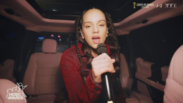 Rosalia chante en live «Despecha»