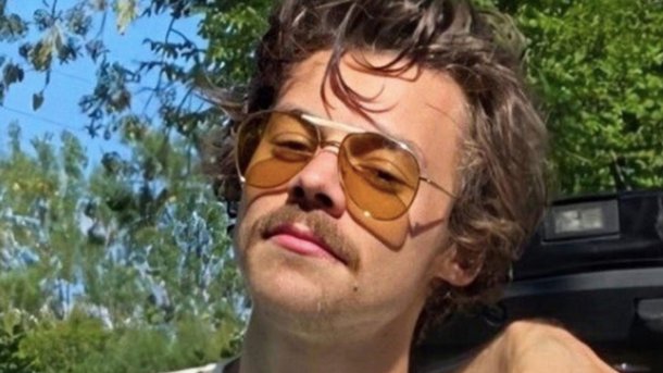 Harry Styles porte une moustache!