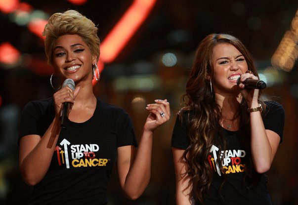 Beyoncé et Miley Cyrus sur la scène du Conde Nast Media Group's Fifth Annual Fashion Rocks à New York en septembre 2008