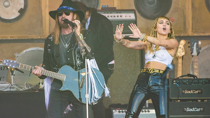 Billay Ray Cyrus rejoint sa fille sur scène à Glastonbury