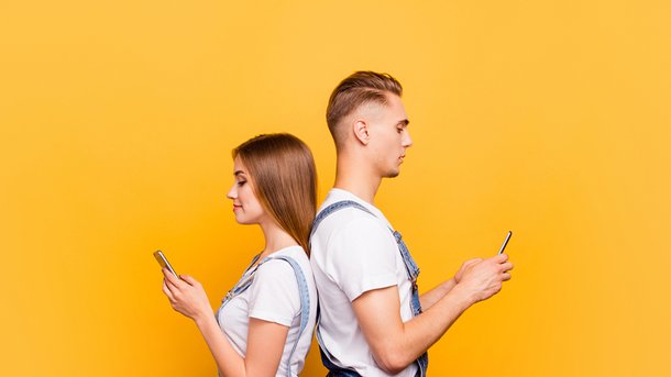 Les infos du Réveil Chérie: Un français sur trois utilise son portable pendant un dîner en amoureux