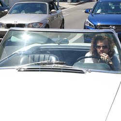 Harry Styles dans sa Mercedes-Benz Vintage à Los Angeles