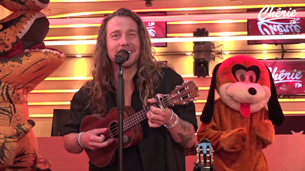JULIEN DORÉ "Waf" en live dans Le Réveil Chérie