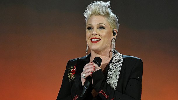 Pink débarque dans un bar de Nashville pour reprendre Janis Joplin!