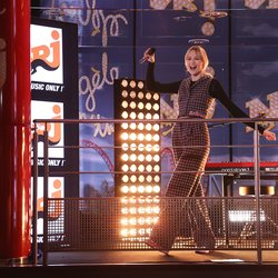 Angèle en showcase dans le hall d'NRJ