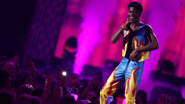 Lil Nas X prend la pose avec ses récompenses!