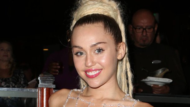 Miley Cyrus se déshabille en plein show!
