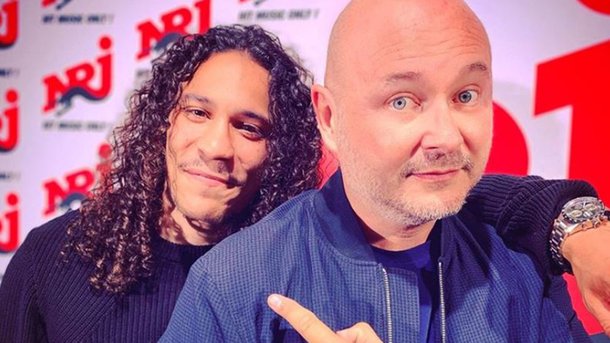 Hatik chante en live «Angela» chez Cauet sur NRJ