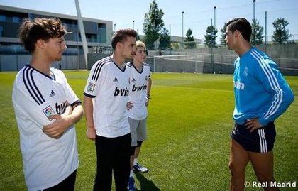 Niall Horan : @Cristiano:Ravi d'avoir rencontré les One Direction aujourd'hui.Incroyable de t'avoir rencontré mon frère! Merci de nous avoir reçu! 