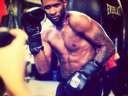 Usher torse nu