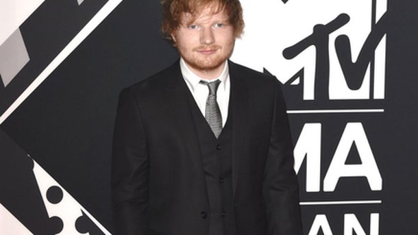 Ed Sheeran : une surprise torse nu pour ses fans
