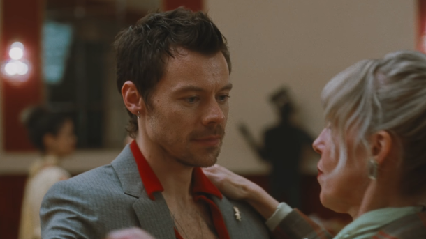 Harry Styles dévoile le clip de "Coming Up Roses"