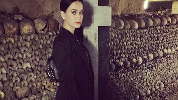 Katy Perry s'offre une visite des catacombes à Paris!